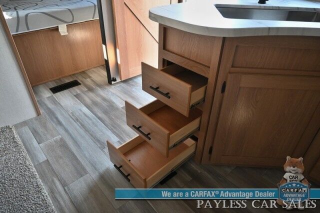2022 Forest River Primetime / Avenger 27DBS / Sleeps 8 / 25K BTU Heater / 13.5K BTU AC / 3 Burner Stove & Oven Combo / Power Exterior Awning / Exterior Kitchenette / Interior & Exterior Audio System / 32'' Flatscreen / 4319 GVWR Anchorage AK