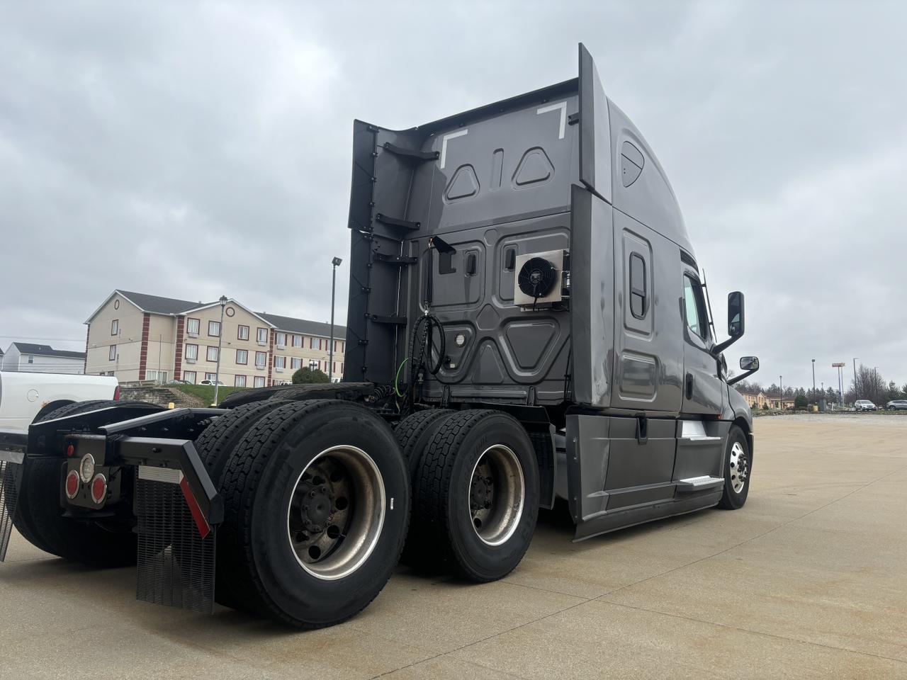 2022 Freightliner Cascadia 126 Gray Seville OH