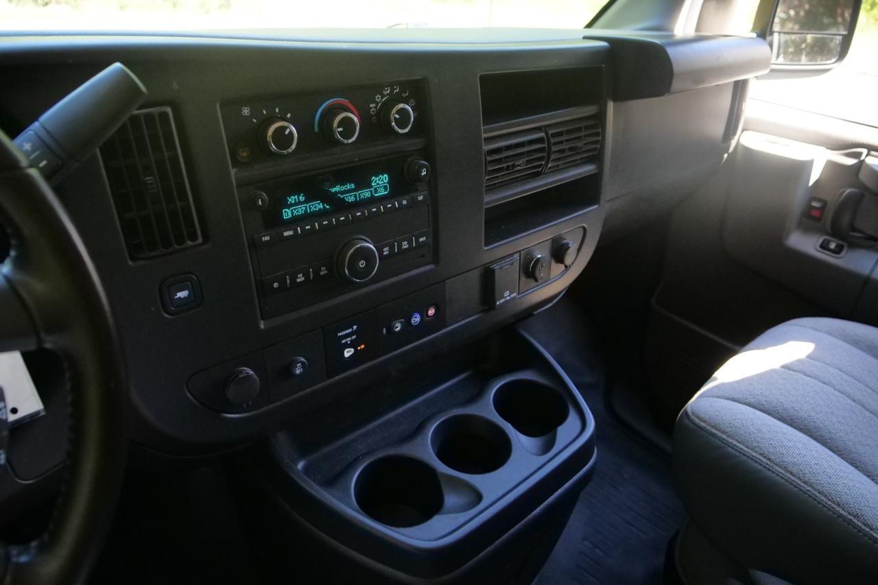 2022 GMC Savana 2500 Cargo Van / 6.6L V8 / Crew Van Package High Point NC