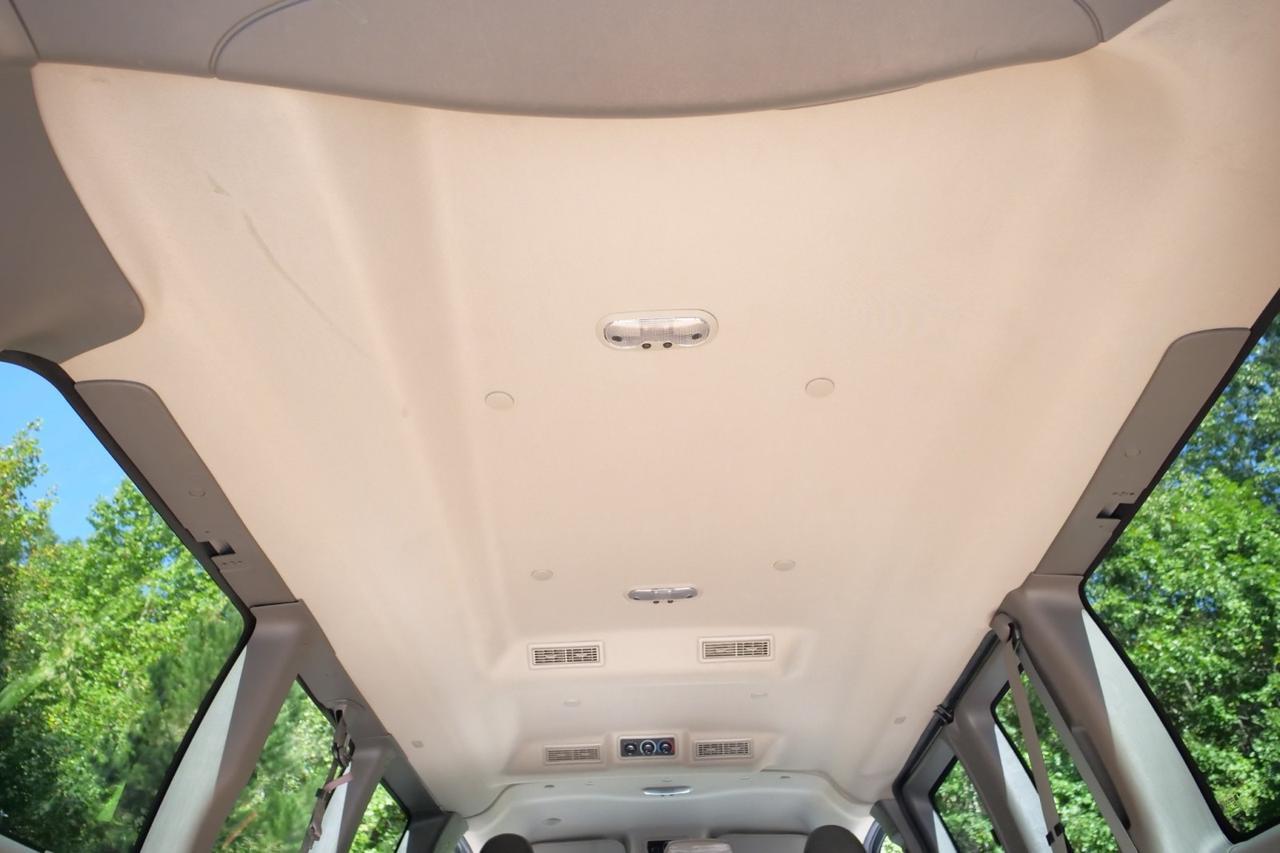 2022 GMC Savana 2500 Cargo Van / 6.6L V8 / Crew Van Package High Point NC