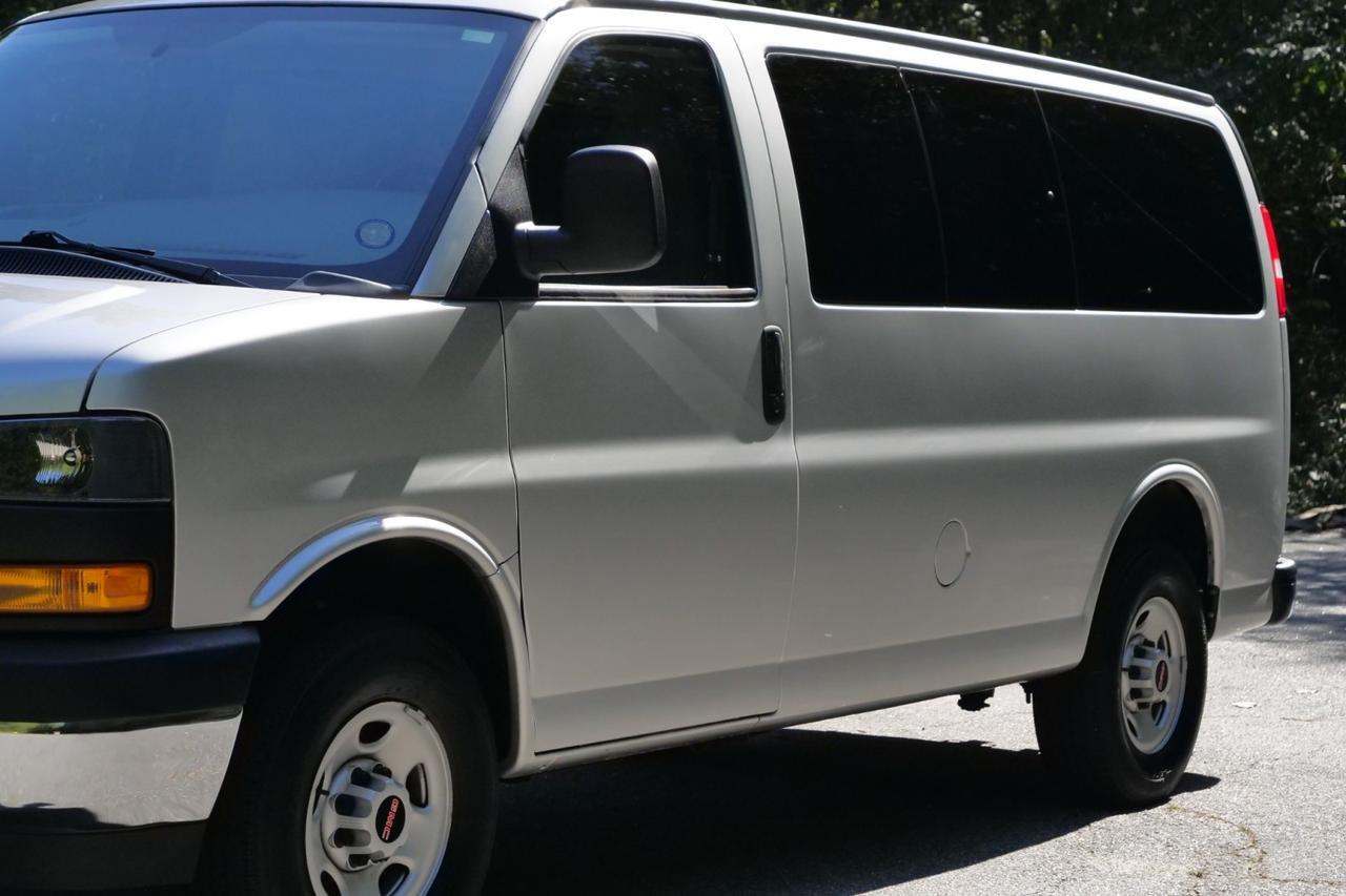 2022 GMC Savana 2500 Cargo Van / 6.6L V8 / Crew Van Package High Point NC