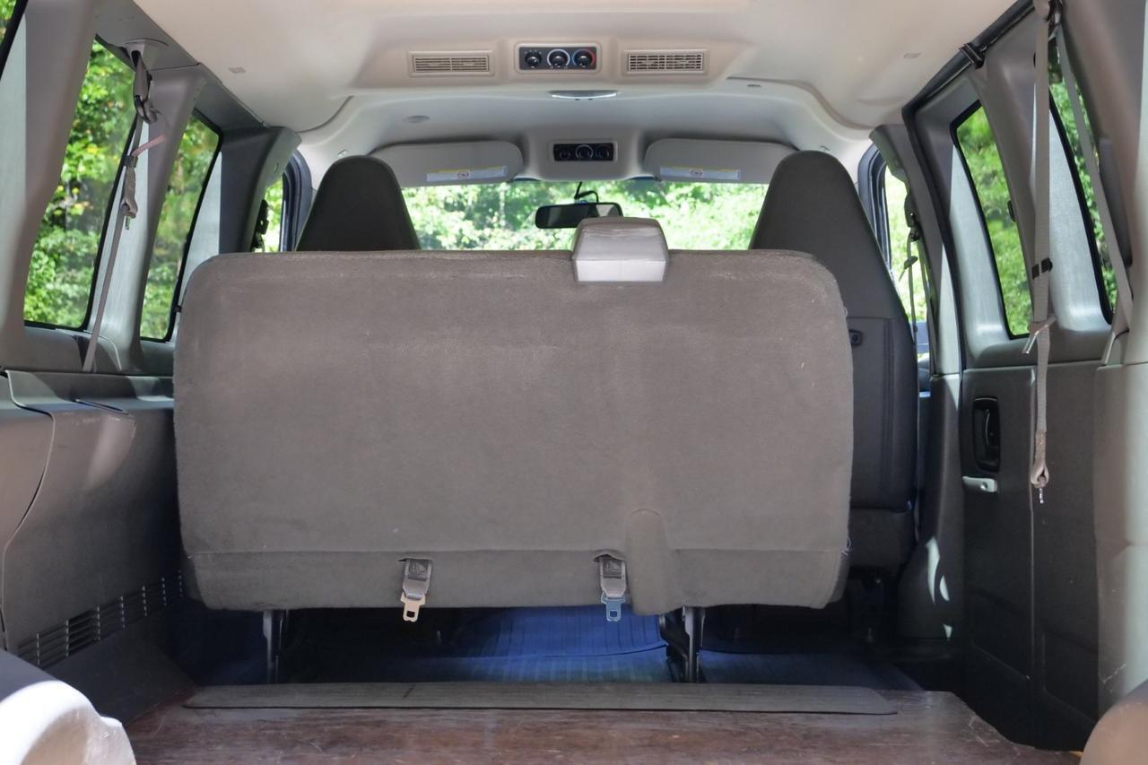 2022 GMC Savana 2500 Cargo Van / 6.6L V8 / Crew Van Package High Point NC
