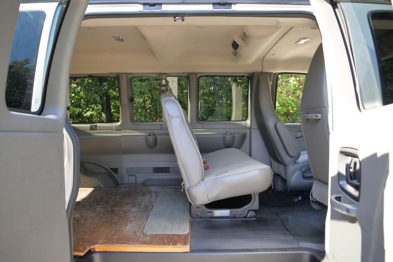 2022 GMC Savana 2500 Cargo Van / 6.6L V8 / Crew Van Package High Point NC