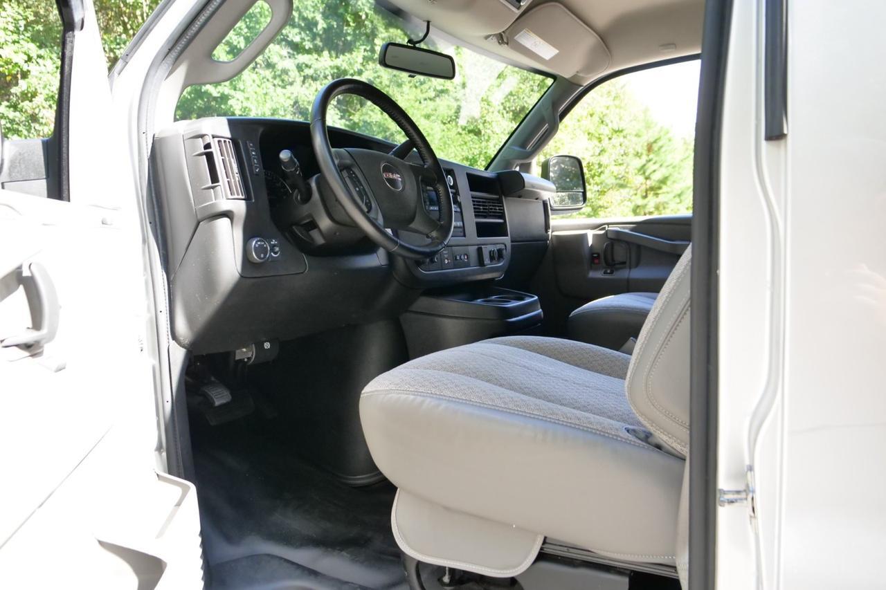 2022 GMC Savana 2500 Cargo Van / 6.6L V8 / Crew Van Package High Point NC