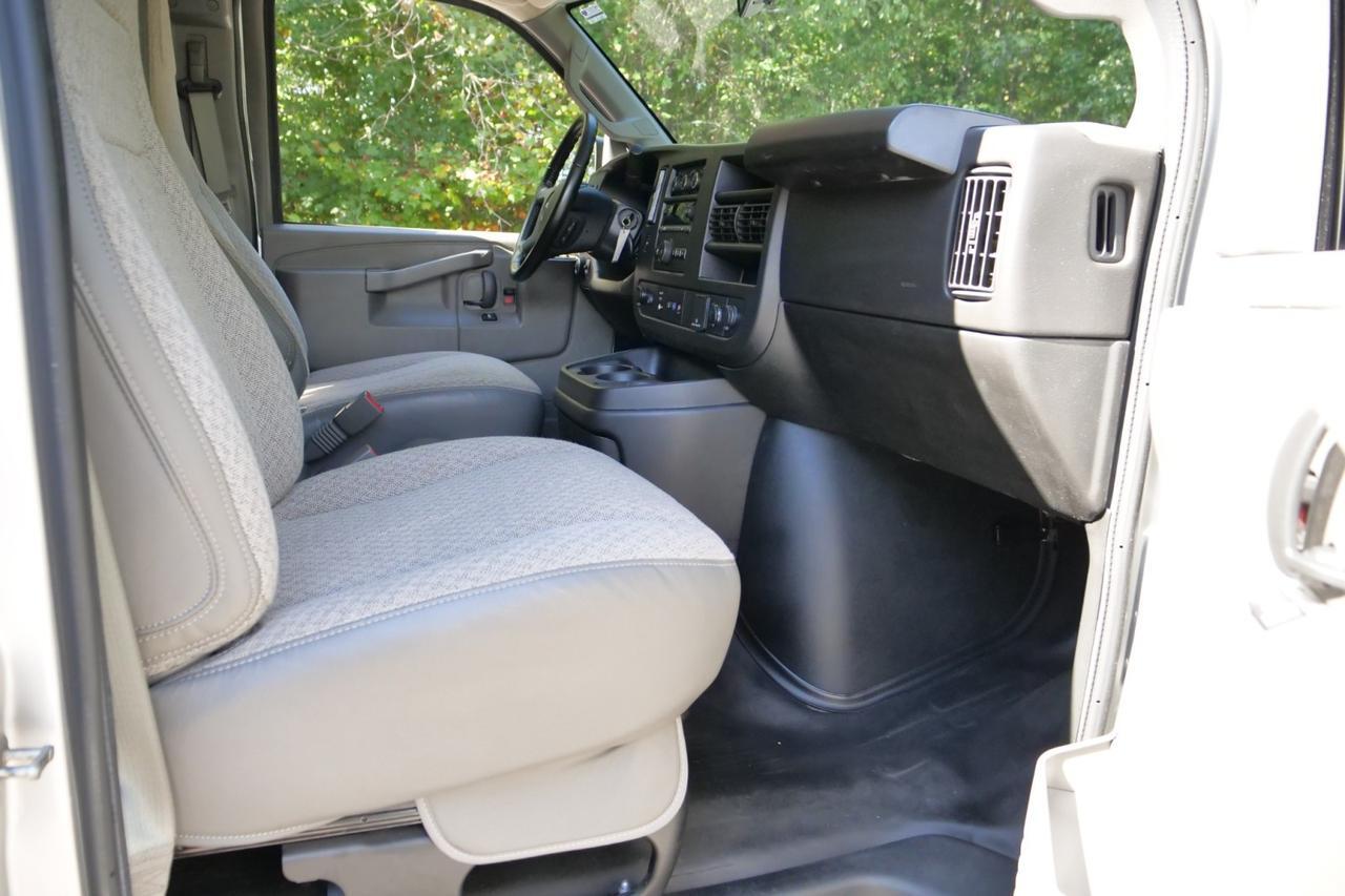 2022 GMC Savana 2500 Cargo Van / 6.6L V8 / Crew Van Package High Point NC