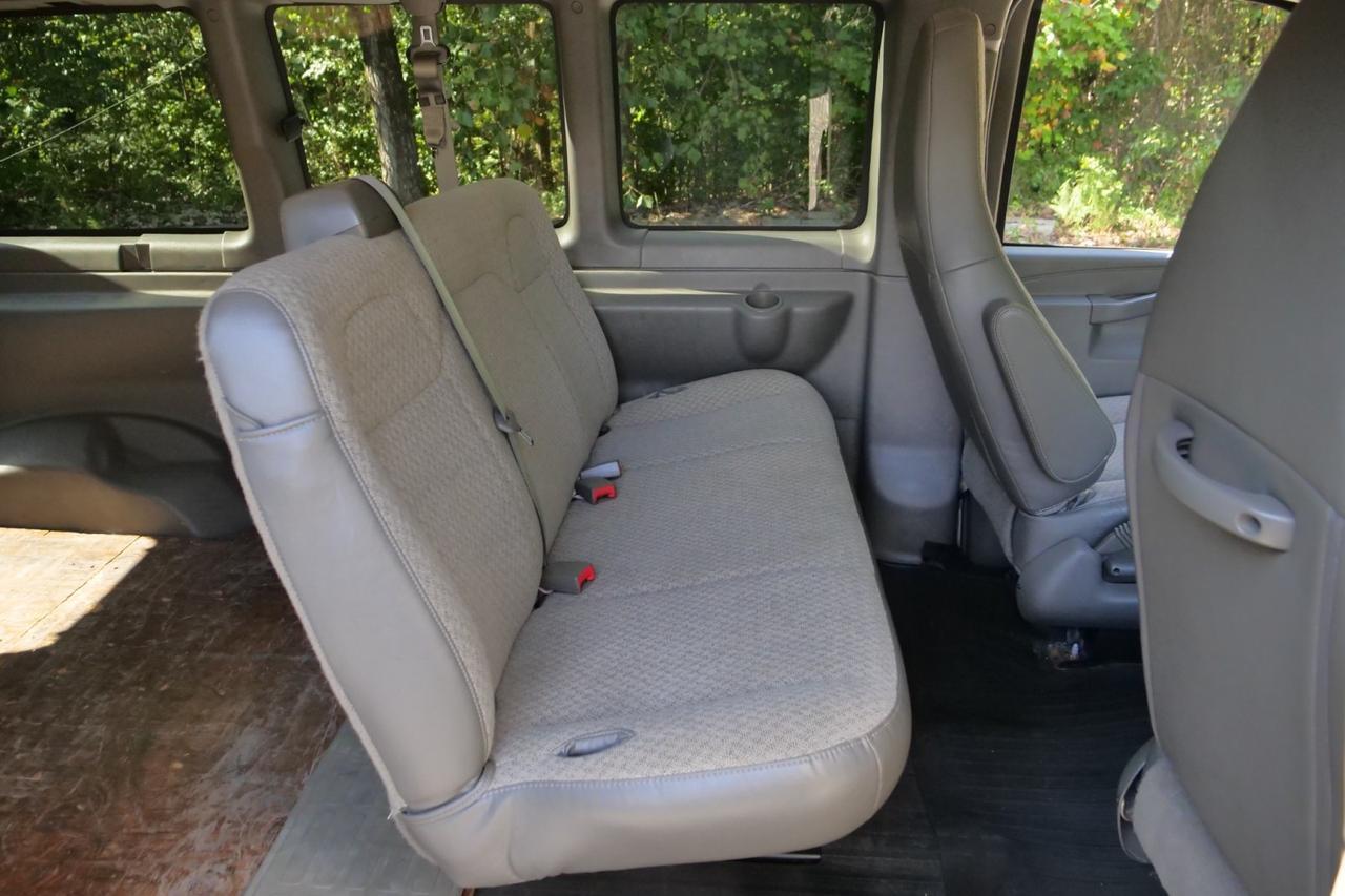 2022 GMC Savana 2500 Cargo Van / 6.6L V8 / Crew Van Package High Point NC