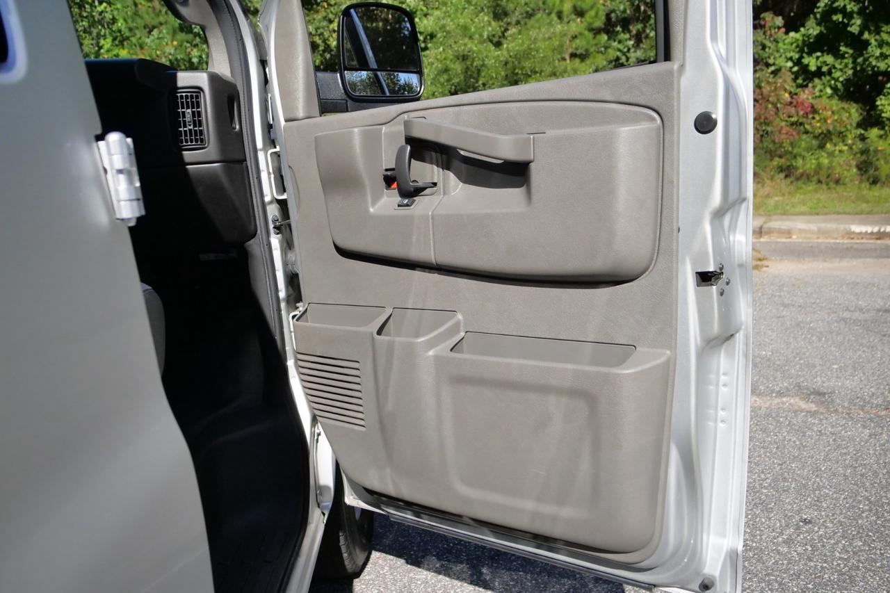 2022 GMC Savana 2500 Cargo Van / 6.6L V8 / Crew Van Package High Point NC