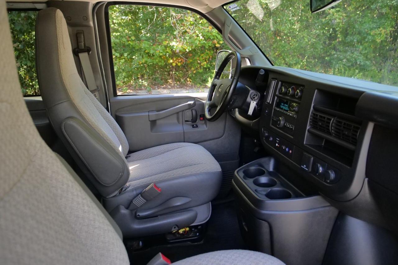 2022 GMC Savana 2500 Cargo Van / 6.6L V8 / Crew Van Package High Point NC