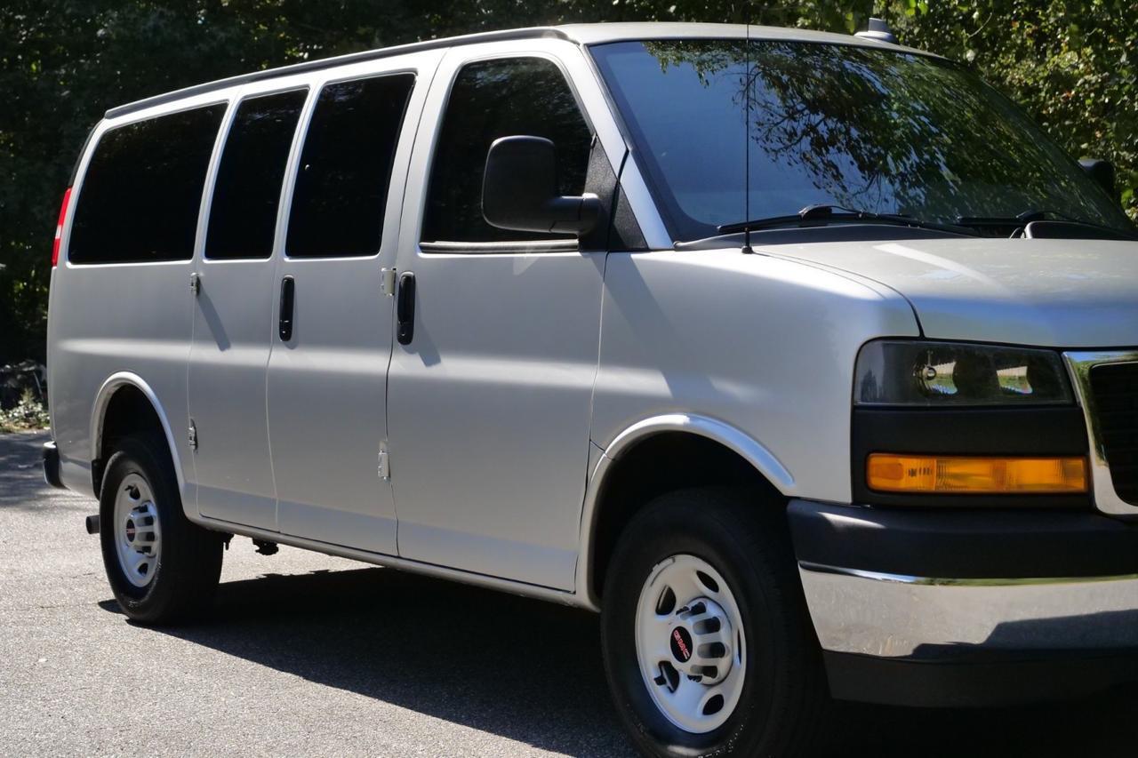 2022 GMC Savana 2500 Cargo Van / 6.6L V8 / Crew Van Package High Point NC