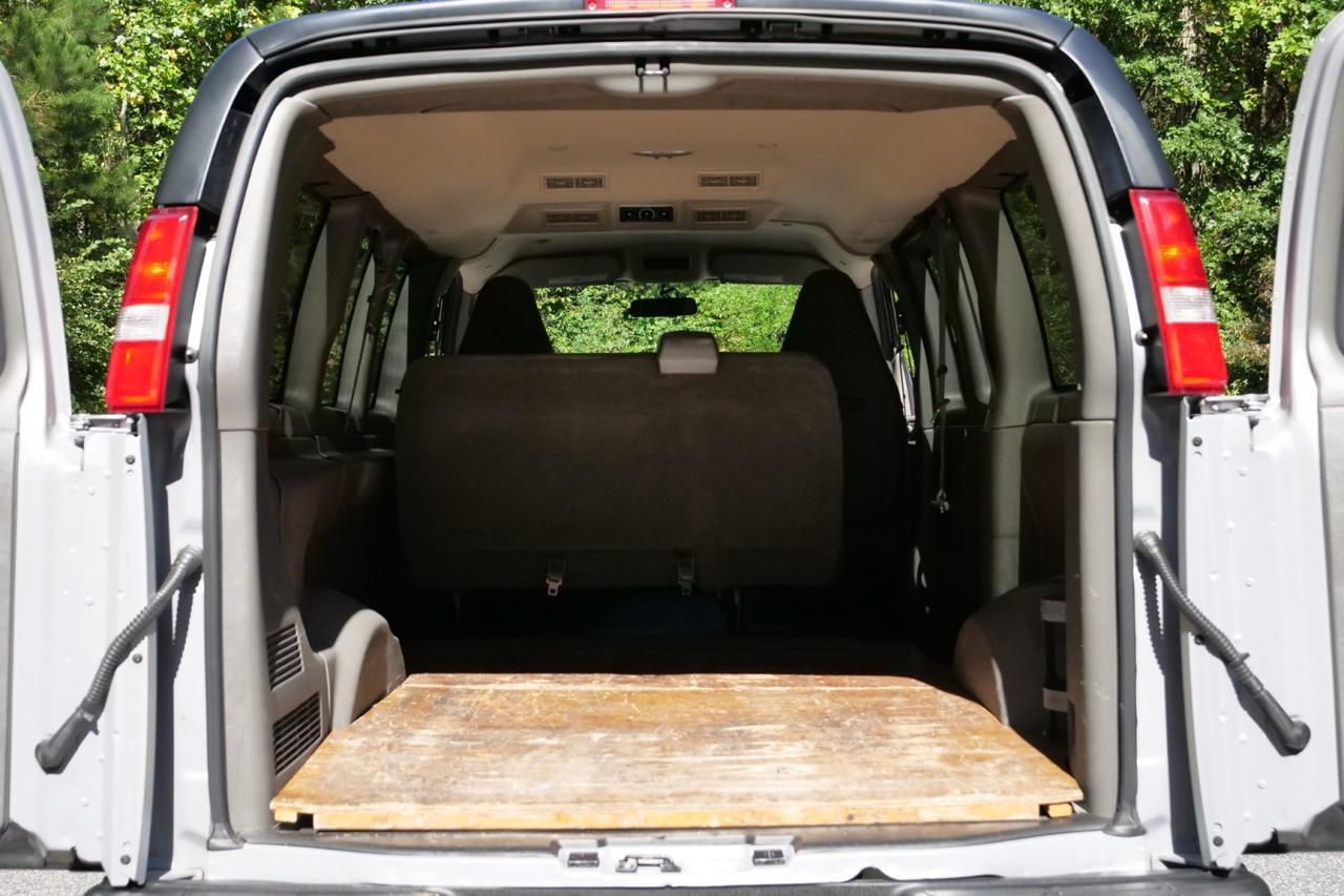 2022 GMC Savana 2500 Cargo Van / 6.6L V8 / Crew Van Package High Point NC
