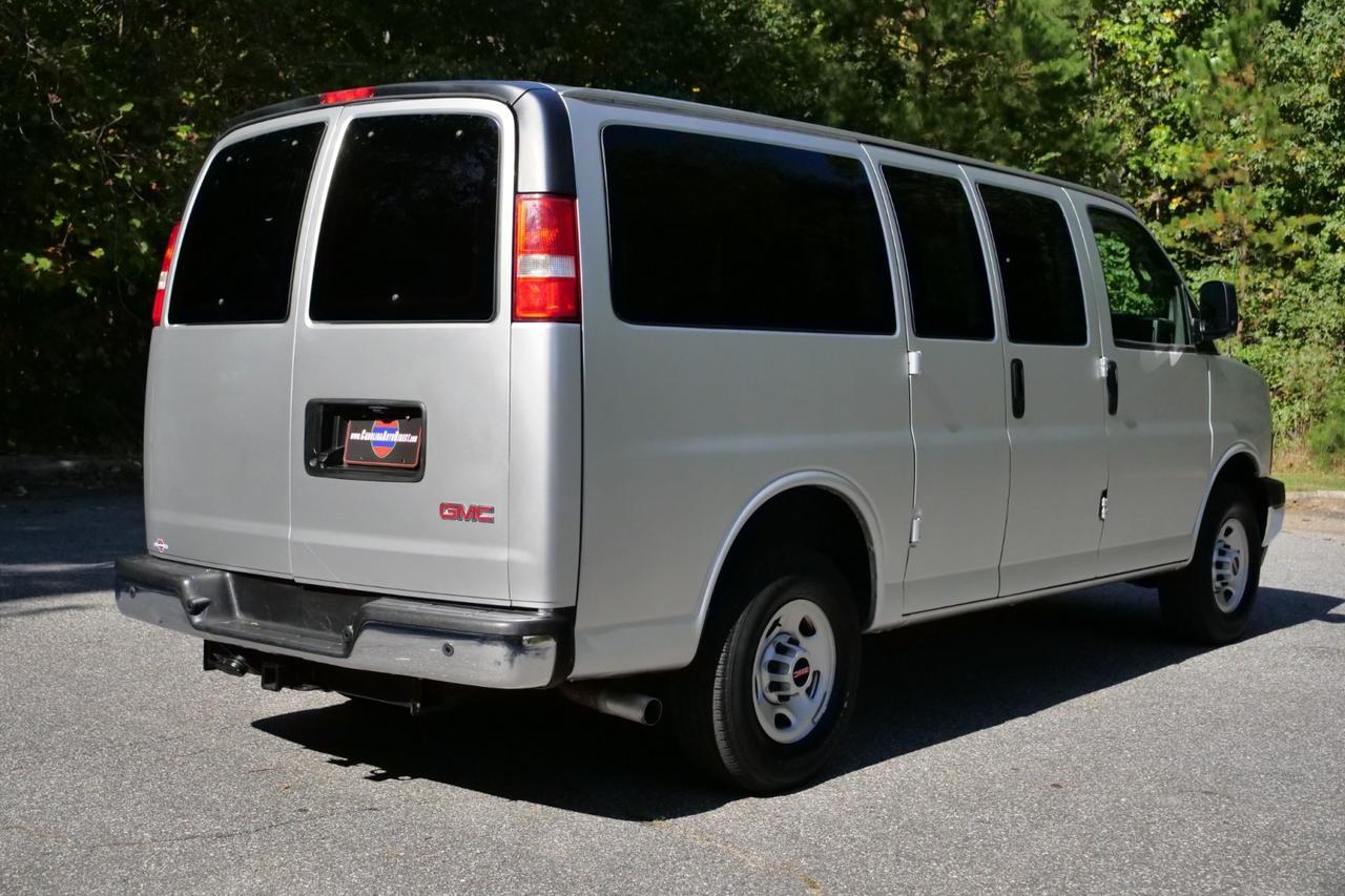 2022 GMC Savana 2500 Cargo Van / 6.6L V8 / Crew Van Package High Point NC