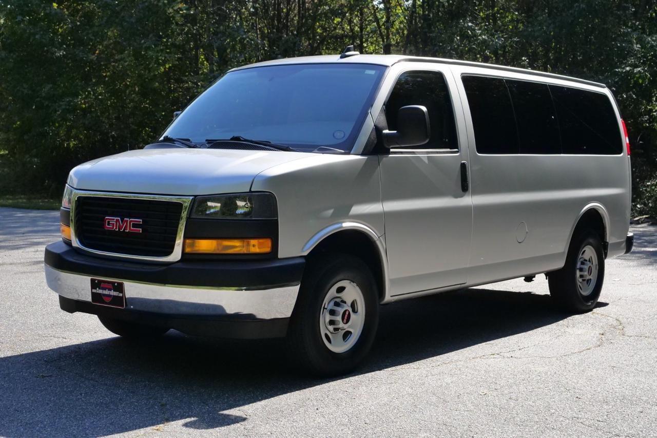 2022 GMC Savana 2500 Cargo Van / 6.6L V8 / Crew Van Package High Point NC