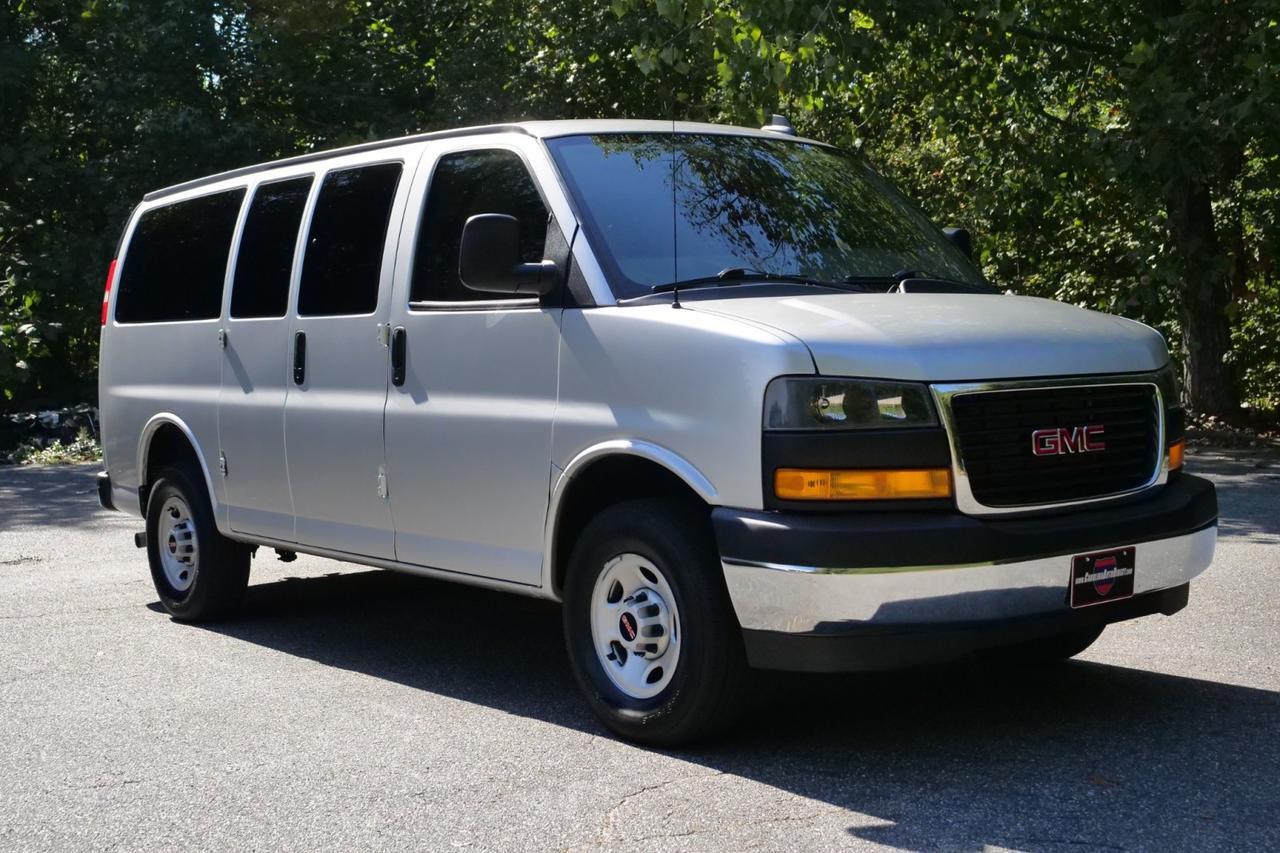 2022 GMC Savana 2500 Cargo Van / 6.6L V8 / Crew Van Package High Point NC