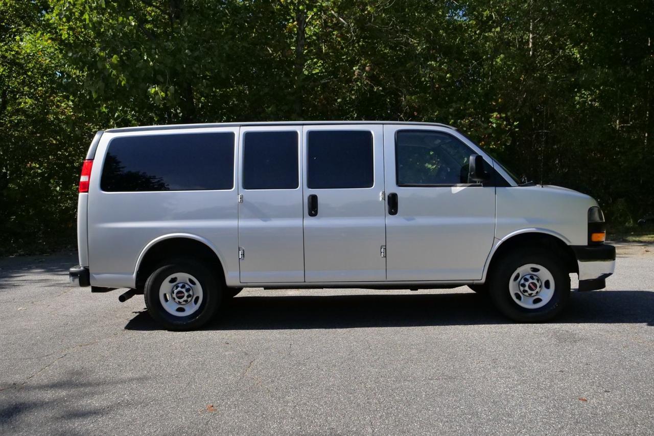 2022 GMC Savana 2500 Cargo Van / 6.6L V8 / Crew Van Package High Point NC