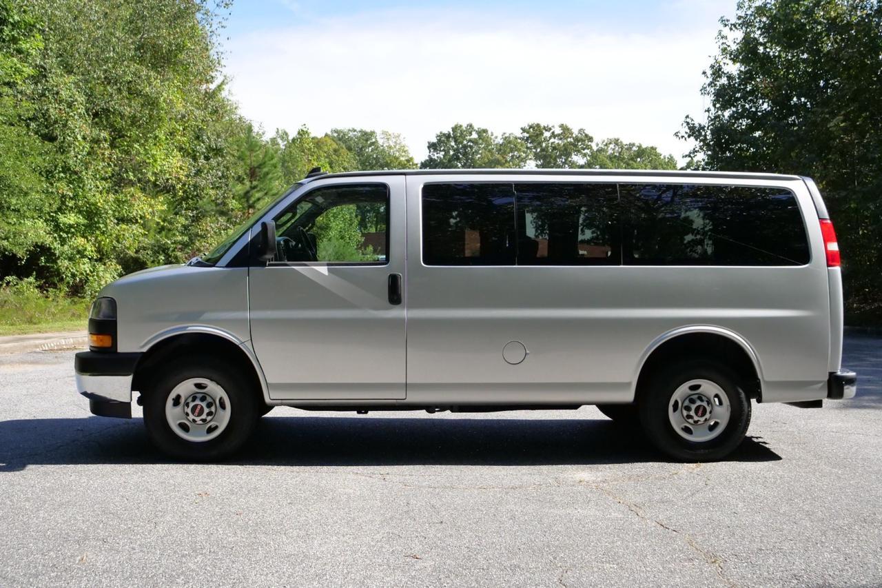 2022 GMC Savana 2500 Cargo Van / 6.6L V8 / Crew Van Package High Point NC