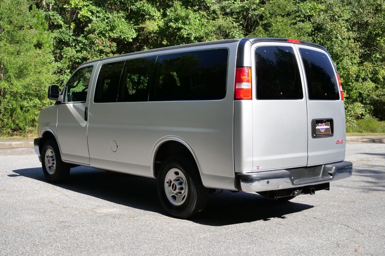 2022 GMC Savana 2500 Cargo Van / 6.6L V8 / Crew Van Package High Point NC