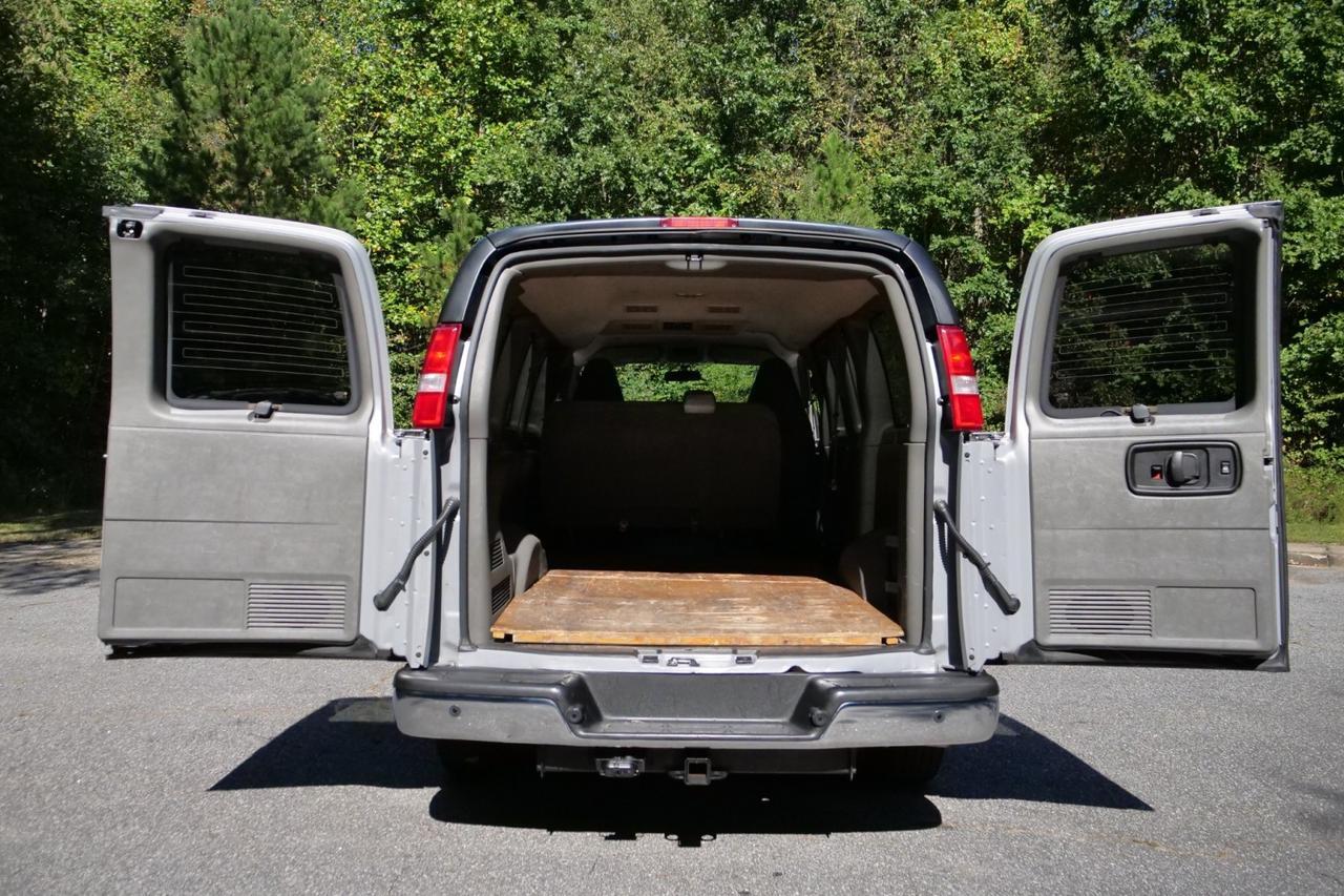 2022 GMC Savana 2500 Cargo Van / 6.6L V8 / Crew Van Package High Point NC