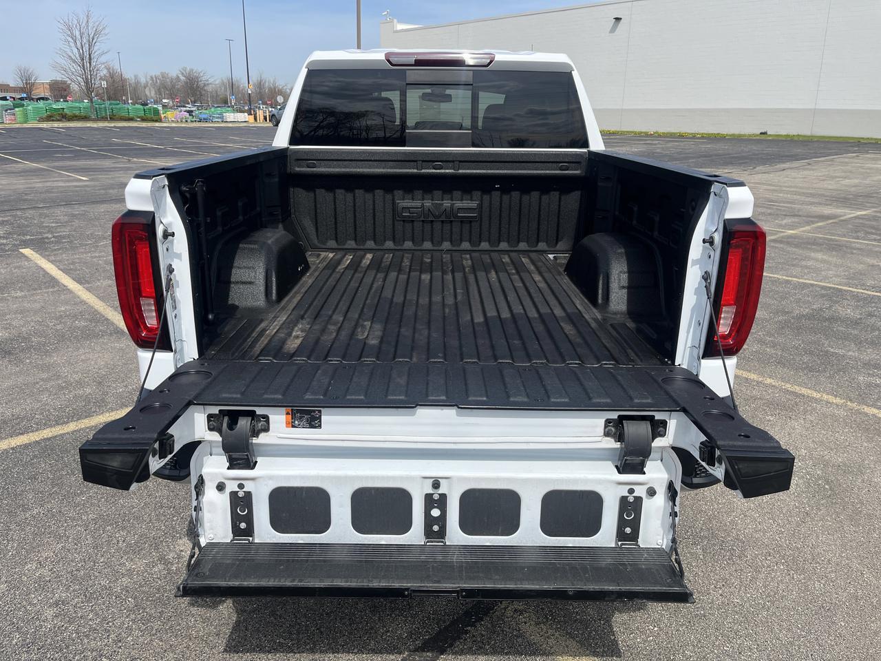 2022 GMC Sierra 1500 Limited SLT X31 Crew Cab 4WD 5.3L PremumPlusPkg w/AdptvCrz Nav 20s HtdMemBuckets Spray-OnBedliner Saukville WI