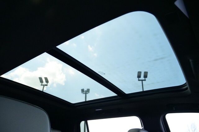 2022 GMC Yukon XL SLT / 4WD / Third Row / Pano Sunroof / Cooled Seats! High Point NC