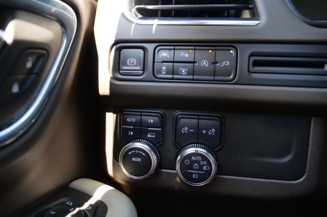 2022 GMC Yukon XL SLT / 4WD / Third Row / Pano Sunroof / Cooled Seats! High Point NC