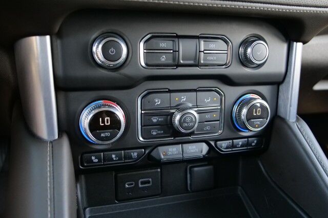 2022 GMC Yukon XL SLT / 4WD / Third Row / Pano Sunroof / Cooled Seats! High Point NC