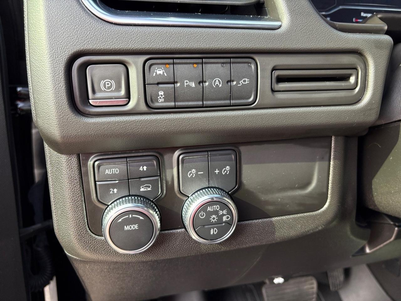 2022 GMC Yukon XL SLT 4X4 DURAMAX DIESEL, POWER LIFTGATE, RUNNING BOARDS, LANE KEEP ASSIST, BLIND SPOT ALERT, APPLE CARPLAY/ANDROID AUTO, HD BACKUP CAMERA, HEATED AND COOLED SEATS, YUKON DRIVE THIS HOME TODAY! Virginia Beach VA