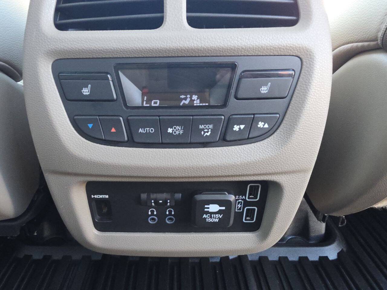 2022 Honda Pilot Touring w/Rear Captain's Chairs AWD 4dr SUV Eldridge IA