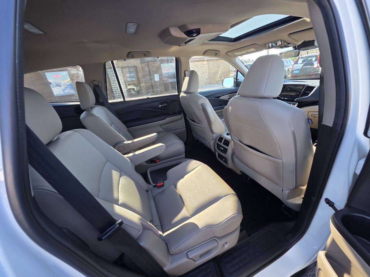 2022 Honda Pilot Touring w/Rear Captain's Chairs AWD 4dr SUV Eldridge IA