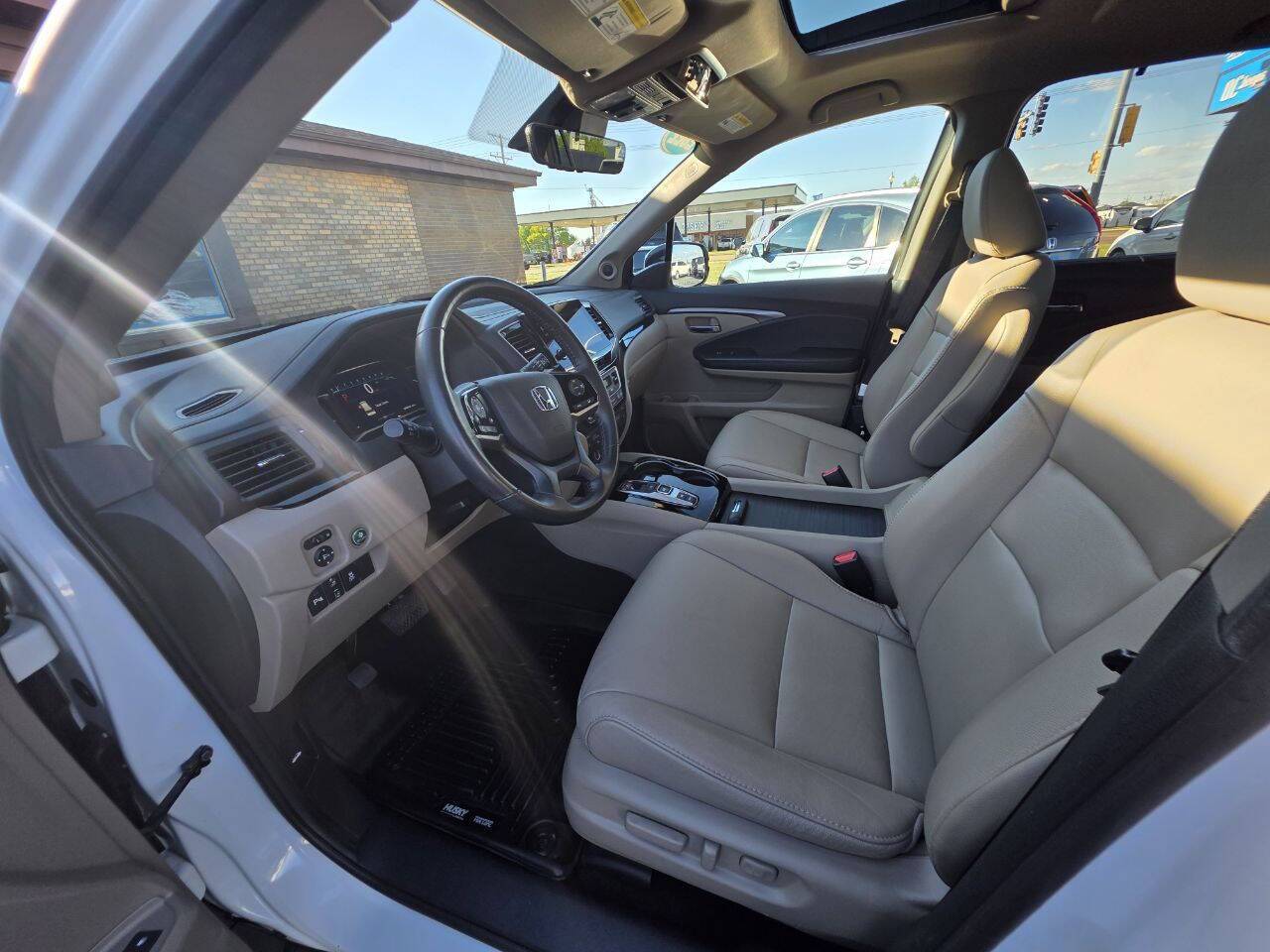 2022 Honda Pilot Touring w/Rear Captain's Chairs AWD 4dr SUV Eldridge IA