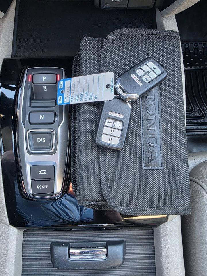2022 Honda Pilot Touring w/Rear Captain's Chairs AWD 4dr SUV Eldridge IA