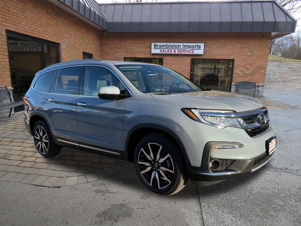 2022 Honda Pilot Touring w/Rear Captain's Chairs