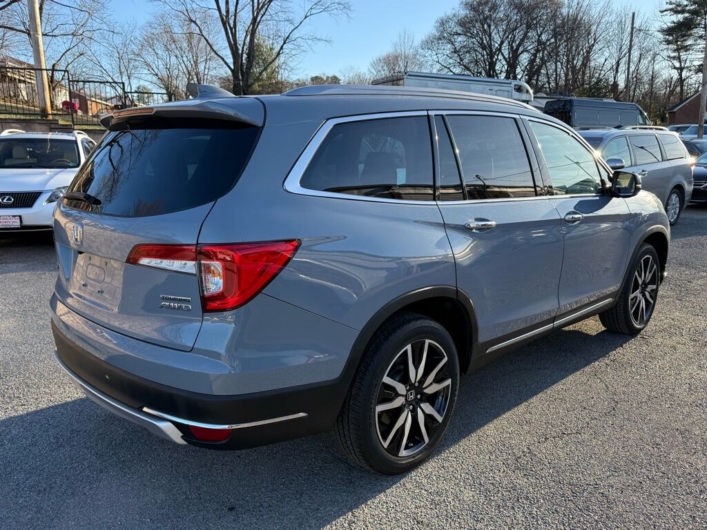 2022 Honda Pilot Touring w/Rear Captain's Chairs