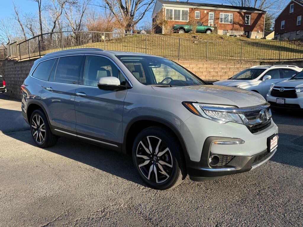 2022 Honda Pilot Touring w/Rear Captain's Chairs