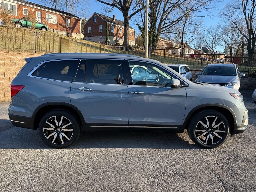 2022 Honda Pilot Touring w/Rear Captain's Chairs