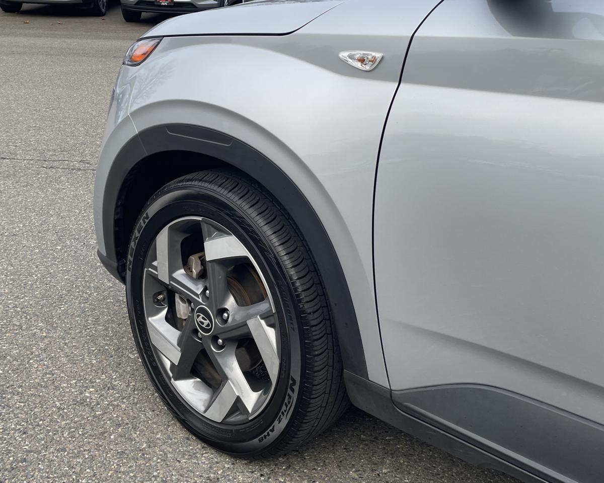 2022 Hyundai Venue SEL Limited photo 2