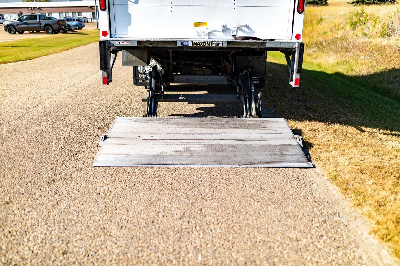 2022 Isuzu NRR 20 Ft. Box Cube Van Power Liftgate Diesel Red Deer AB