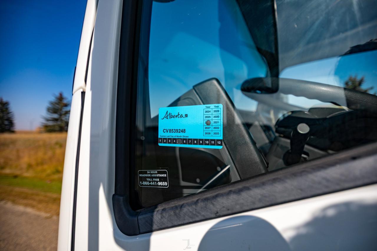 2022 Isuzu NRR 20 Ft. Box Cube Van Power Liftgate Diesel Red Deer AB