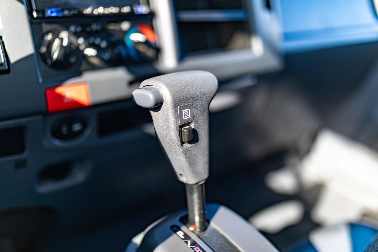 2022 Isuzu NRR 20 Ft. Box Cube Van Power Liftgate Diesel Red Deer AB