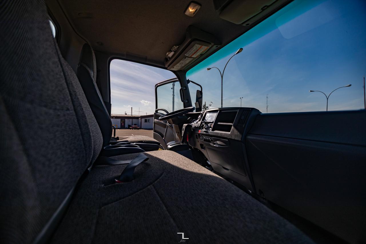 2022 Isuzu NRR 20 Ft. Box Cube Van Power Liftgate Diesel Red Deer AB