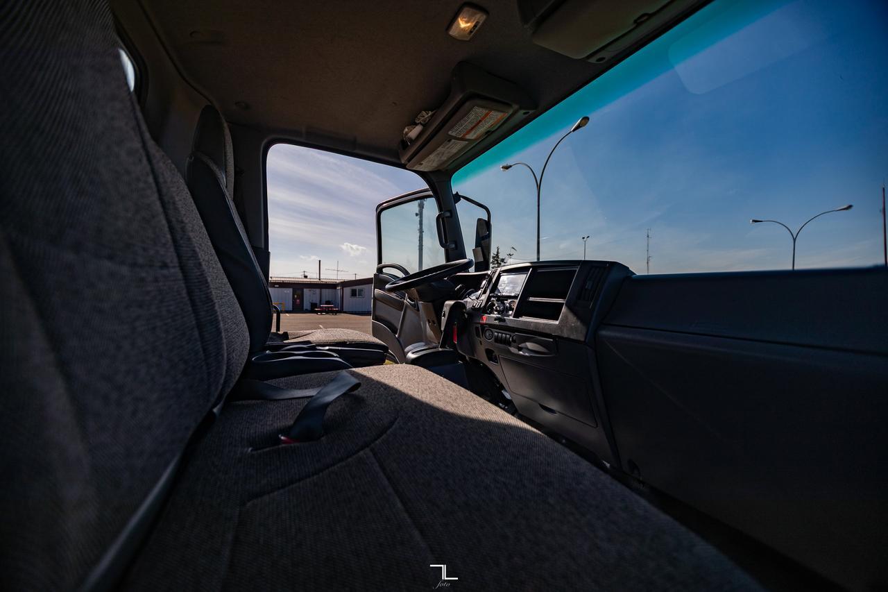 2022 Isuzu NRR 20 Ft. Box Cube Van Power Liftgate Diesel Red Deer AB