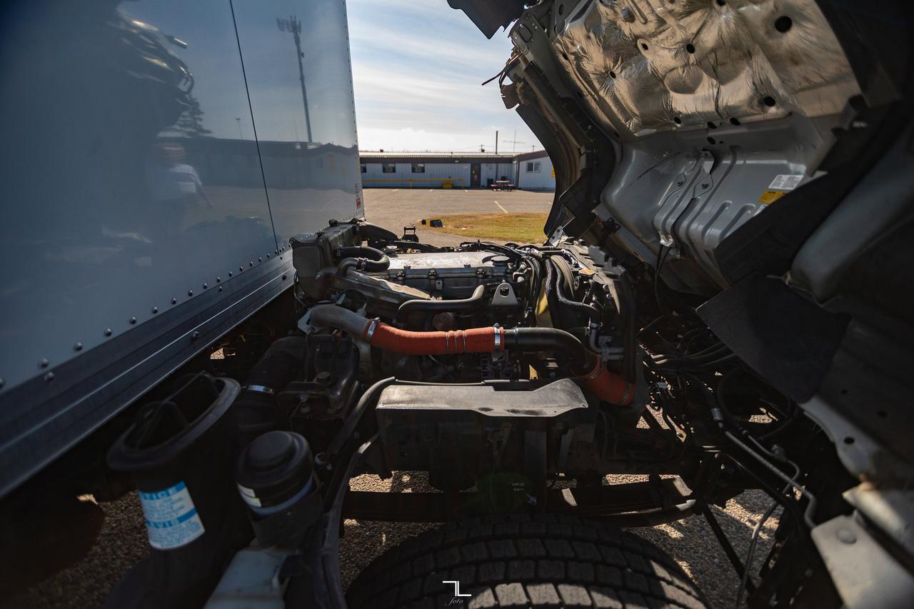 2022 Isuzu NRR 20 Ft. Box Cube Van Power Liftgate Diesel Red Deer AB