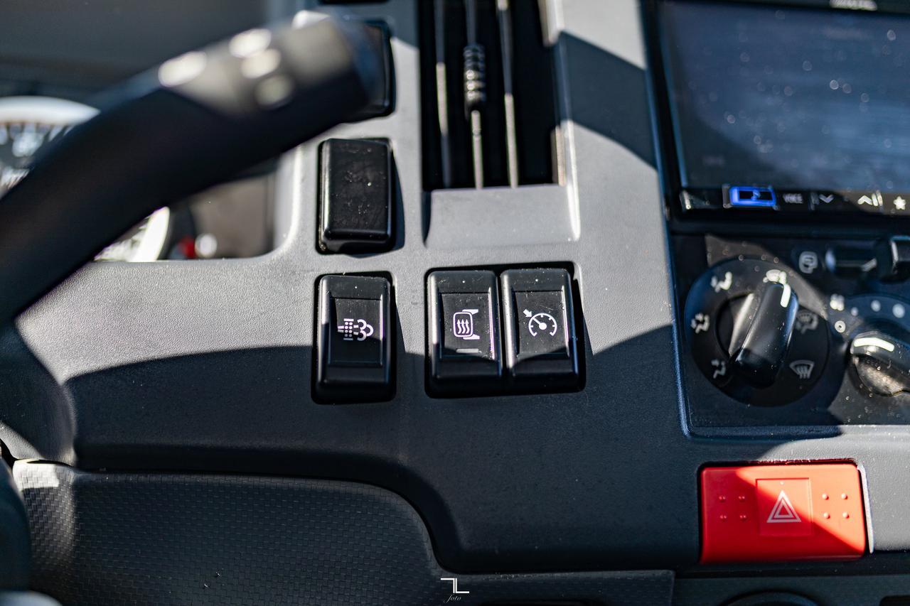 2022 Isuzu NRR 20 Ft. Box Cube Van Power Liftgate Diesel Red Deer AB