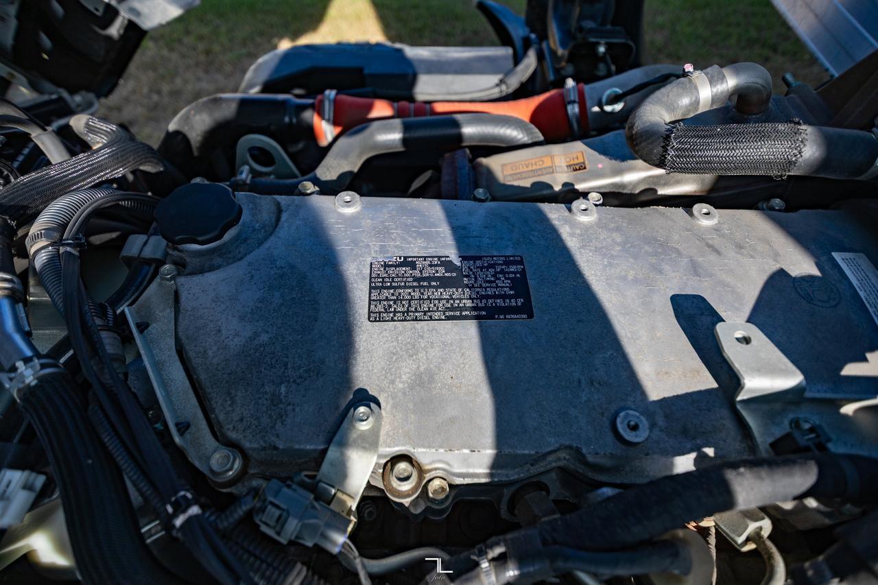 2022 Isuzu NRR 20 Ft. Box Cube Van Power Liftgate Diesel Red Deer AB