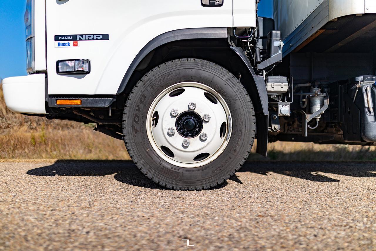 2022 Isuzu NRR 20 Ft. Box Cube Van Power Liftgate Diesel Red Deer AB