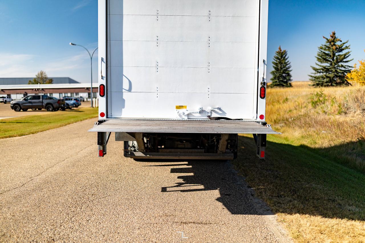 2022 Isuzu NRR 20 Ft. Box Cube Van Power Liftgate Diesel Red Deer AB