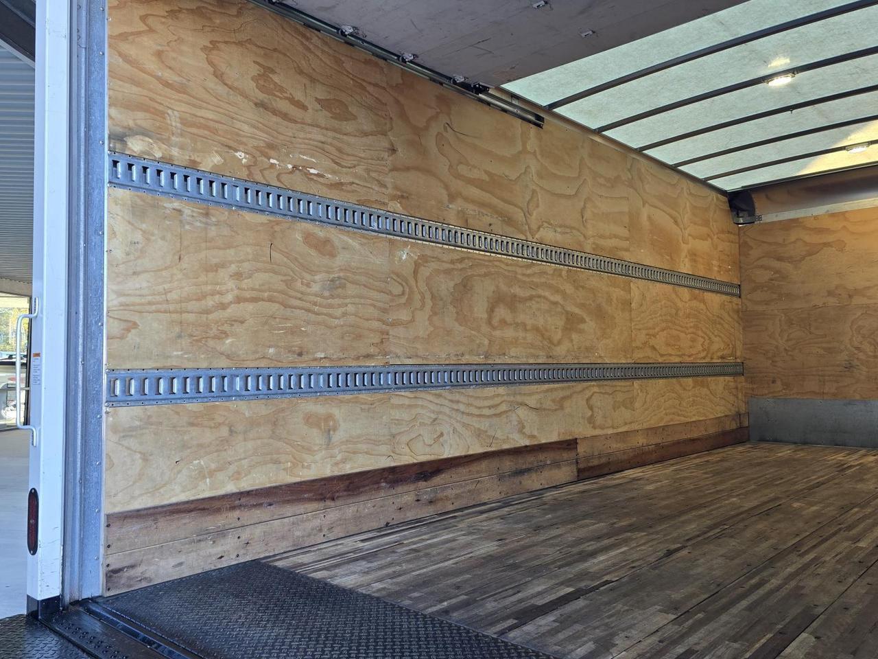 2022 Isuzu NRR 20ft Box W/Tuck-Under Liftgate and 5.2L Diesel Concord NC