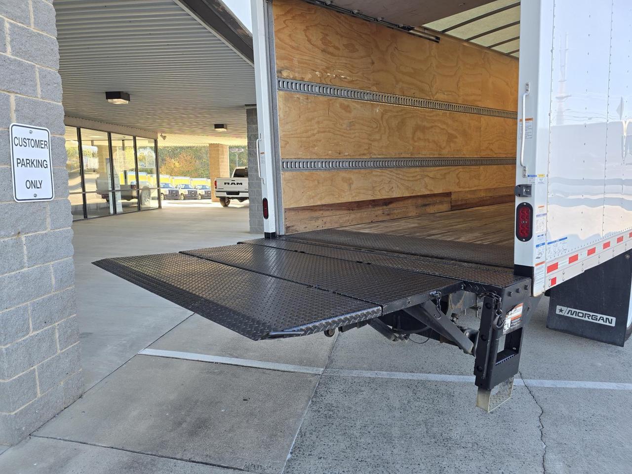 2022 Isuzu NRR 20ft Box W/Tuck-Under Liftgate and 5.2L Diesel Concord NC