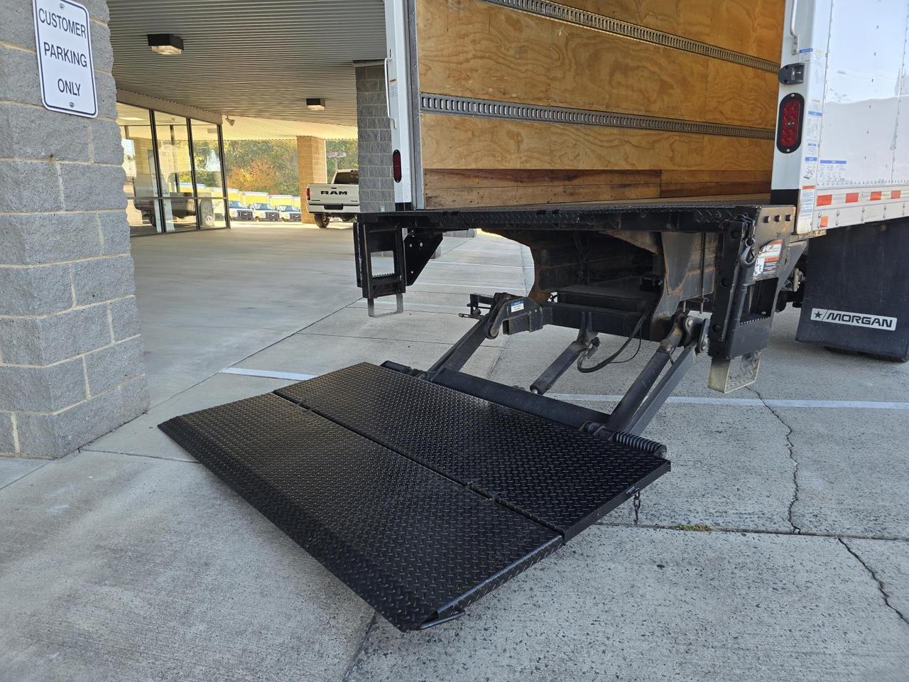 2022 Isuzu NRR 20ft Box W/Tuck-Under Liftgate and 5.2L Diesel Concord NC