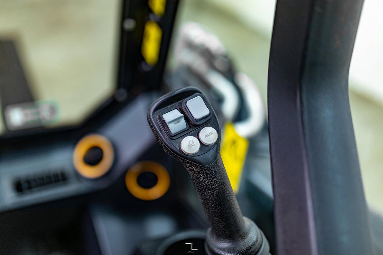 2022 JCB 270 T Track Skid Steer Loader Diesel Red Deer AB