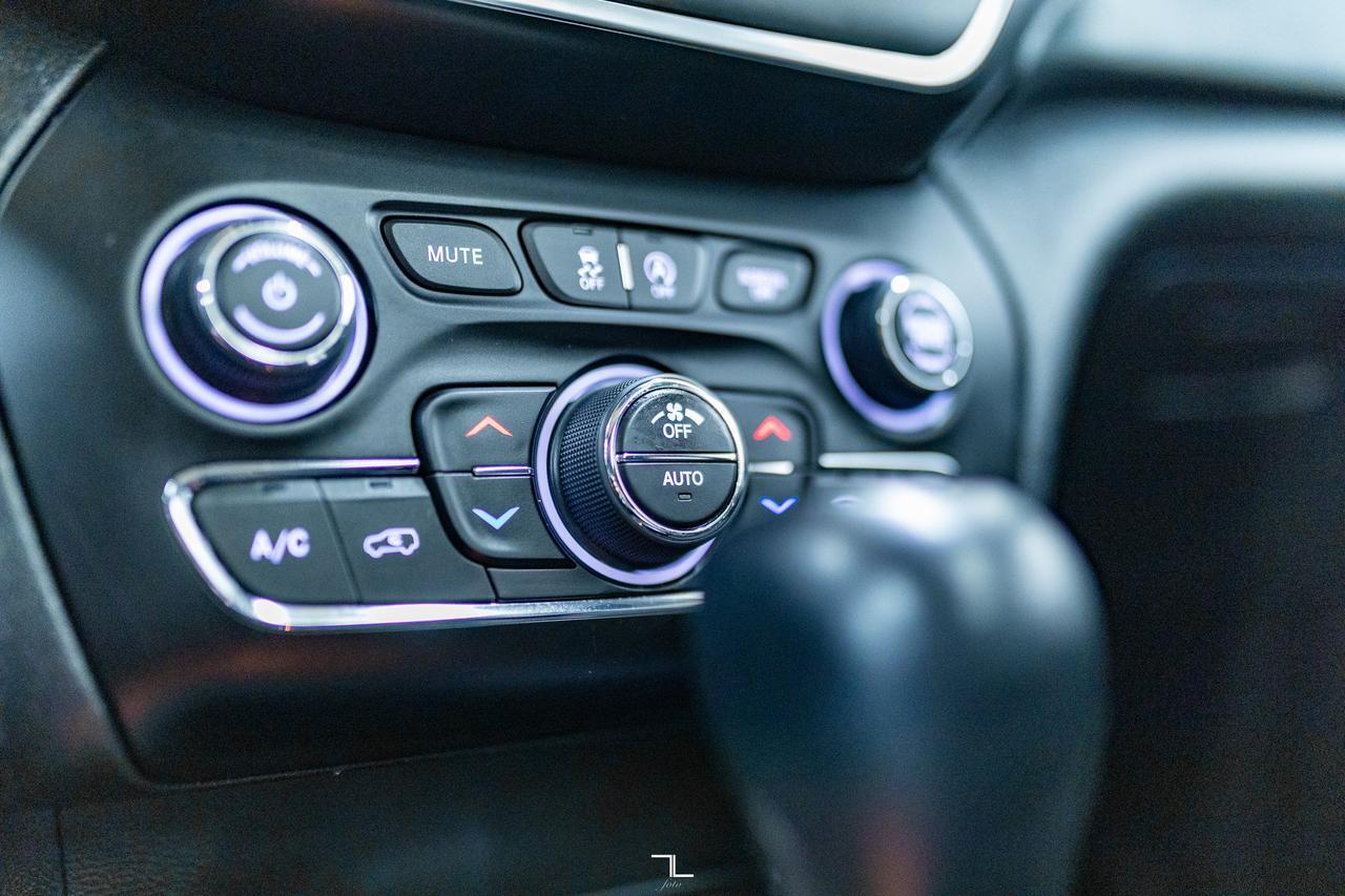 2022 Jeep Cherokee 4x4 North Roof BCam Red Deer AB